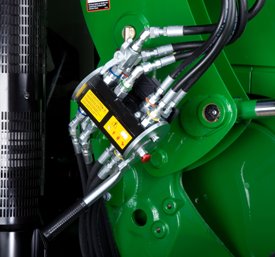 Single-point hydraulic connection on row crop tractor