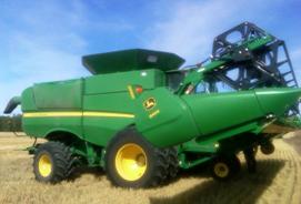 Manual folding grain tank (14,100 L [400 bu] on a S690 Combine)