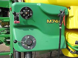 M700(i) operator’s station is easy to control with rotating manual valves