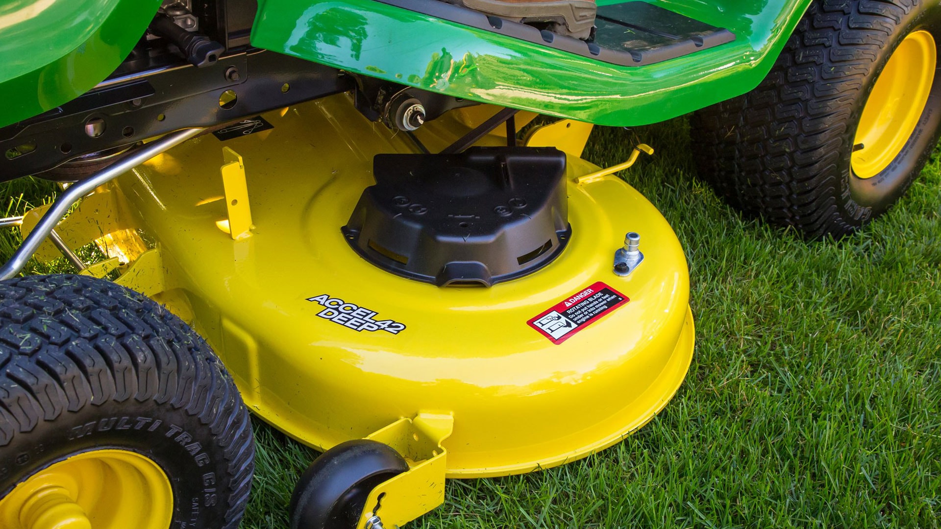 Heavy-duty mower deck for enhanced cutting performance